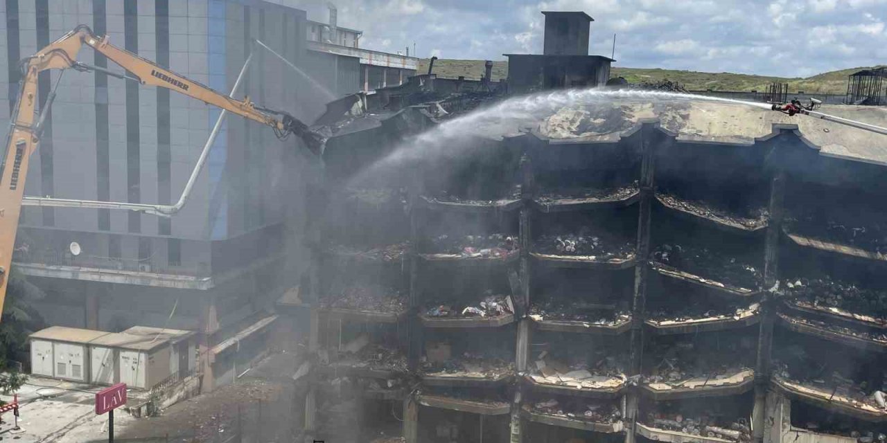 Başakşehir’de yanan iş hanının yıkımına başlandı