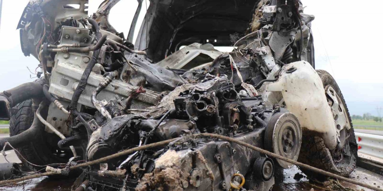 KMO’da korkutan kaza: Araç bariyerlere çarparak alev aldı