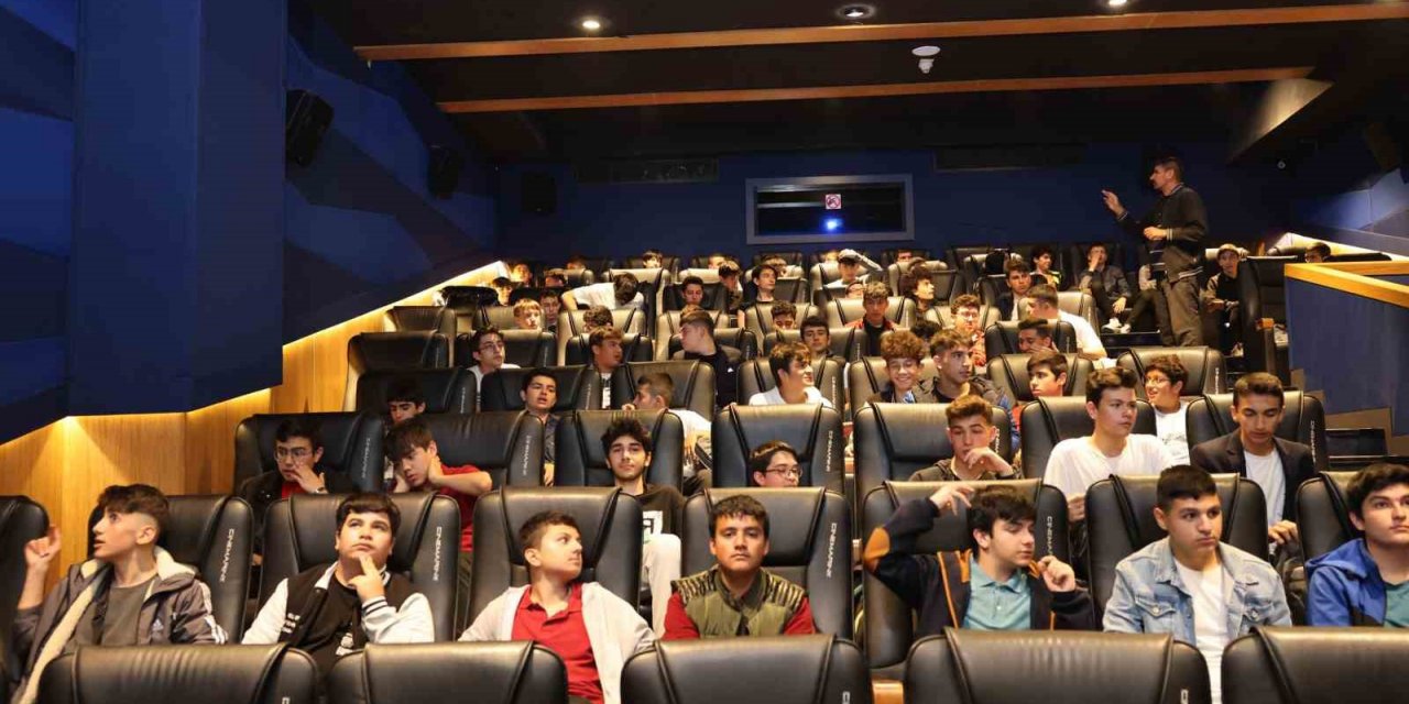 Gölbaşı Belediyesinden öğrencilere sinema etkinliği