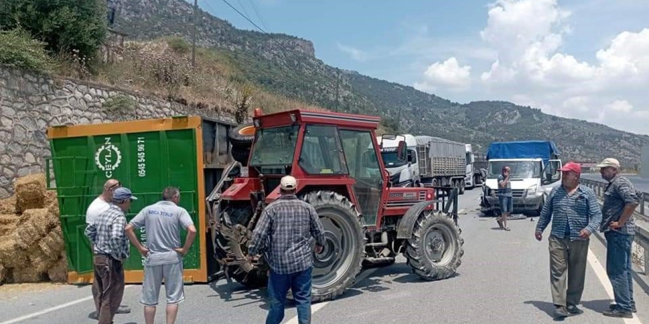 Söke’de saman yüklü traktör devrildi