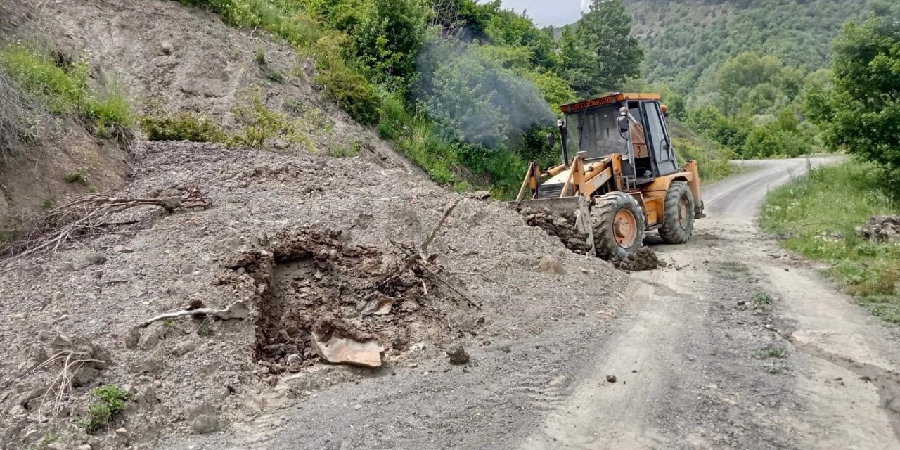 Heyelan sebebiyle zarar gören köy yolları açıldı