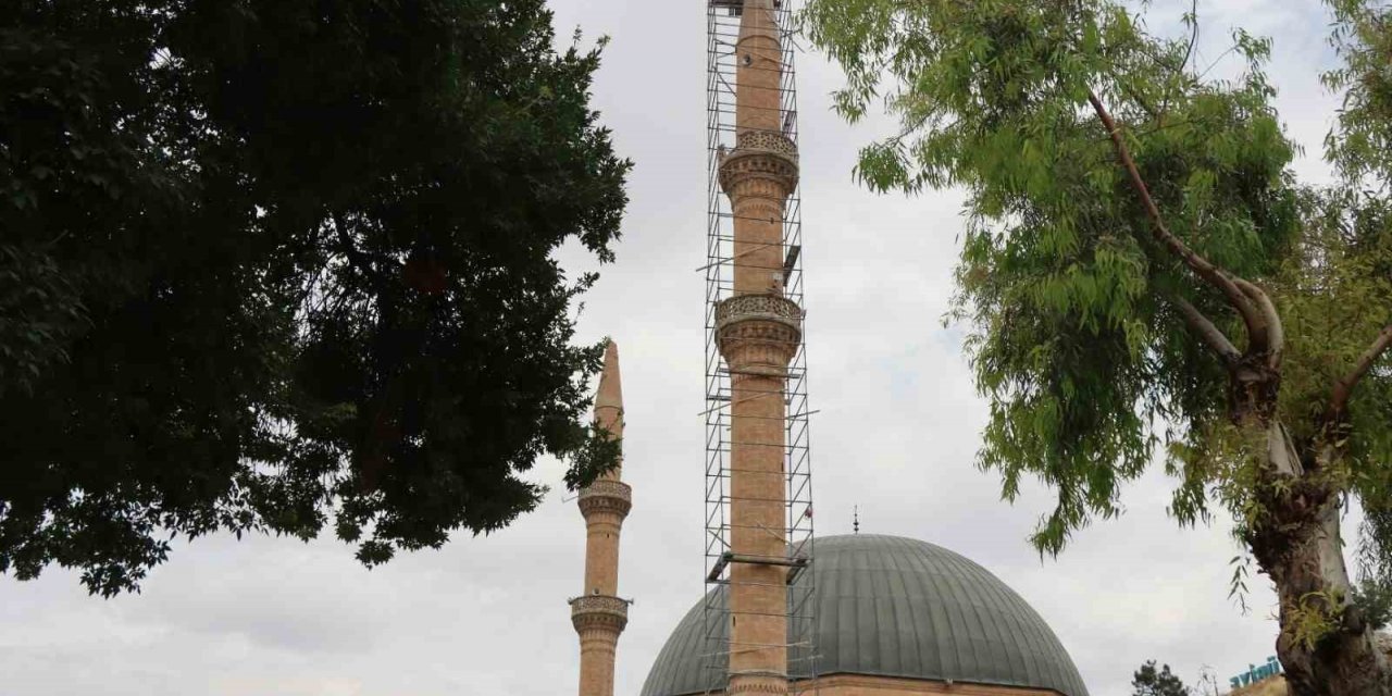 Dergah Cami minaresinde onarım çalışması sürüyor