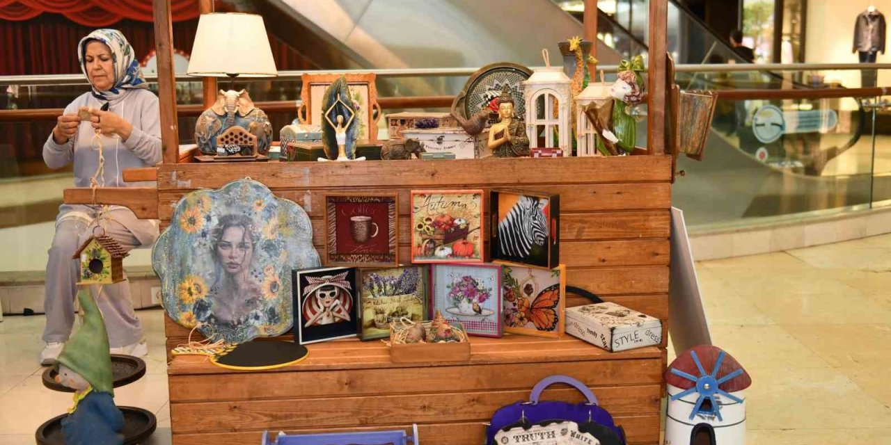 Kadınlar hem üretiyor hem sergiliyorlar