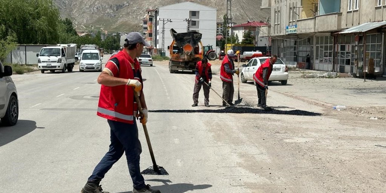 Elbistan’da hasar gören yollar onarılıyor