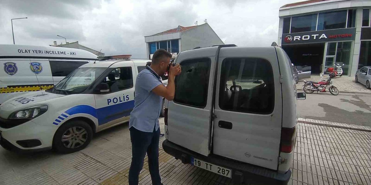 Park halindeki araca kurşun isabet etti