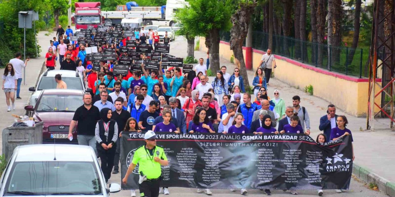 Depremde hayatını kaybeden sporcular ve vatandaşlar için saygı yürüyüşü yapıldı