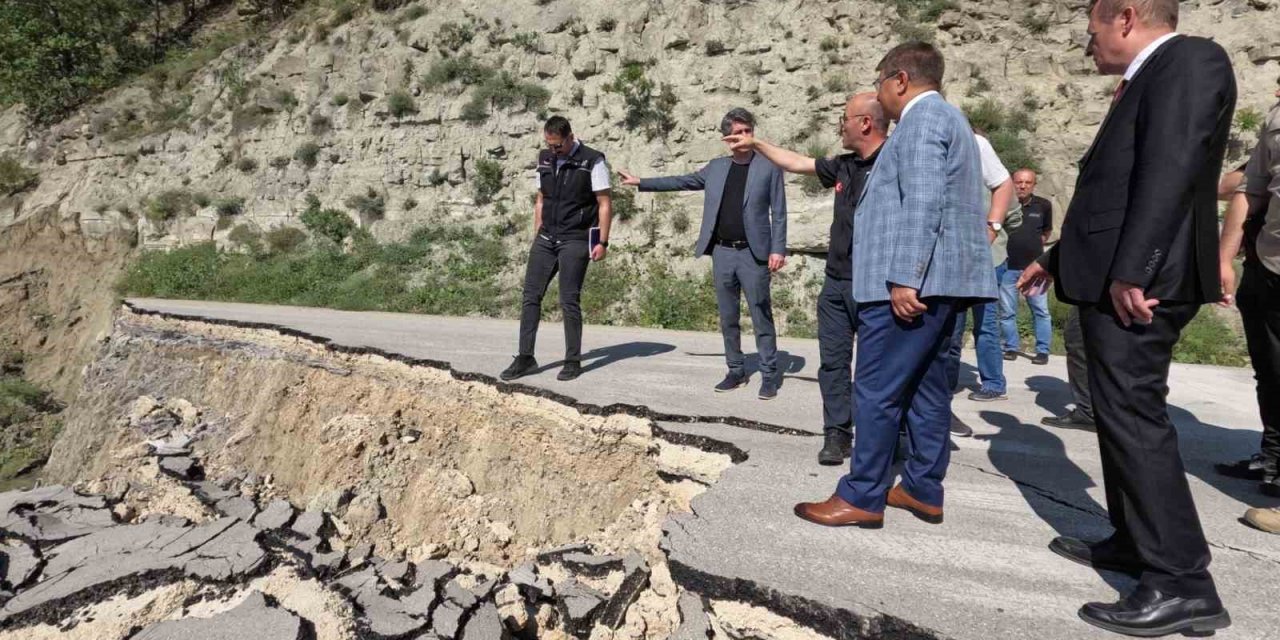 Vali, kapanan yolda incelemelerde bulundu