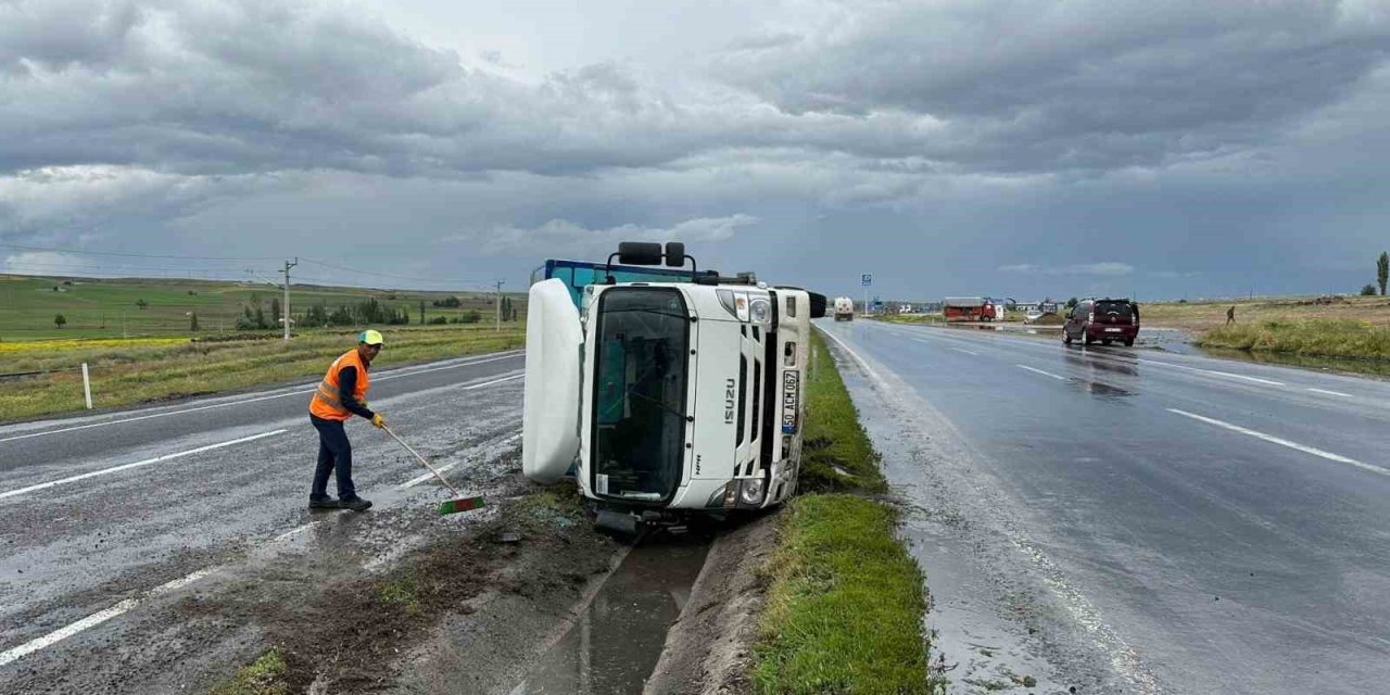 Devrilen kamyonetin sürücüsü yaralandı