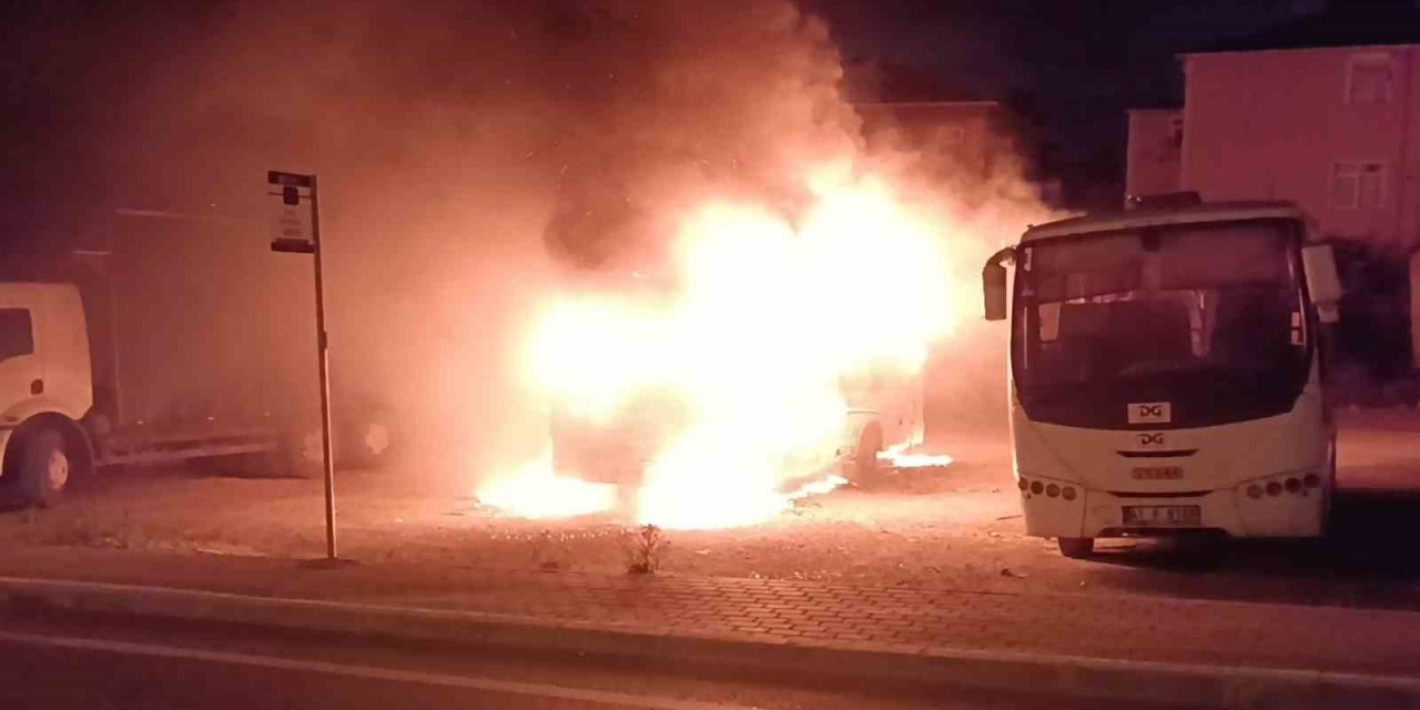 Park halindeki servis midibüsü alev topuna döndü