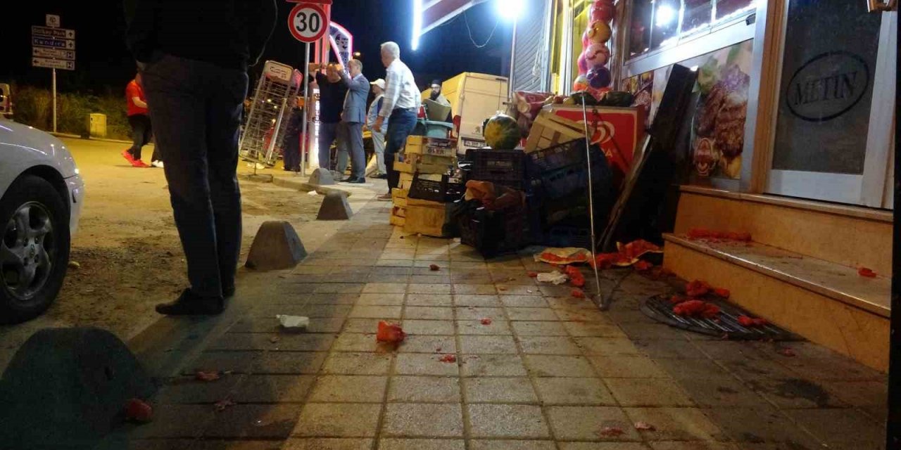 Freni boşalan park halindeki servis midibüsü markete daldı