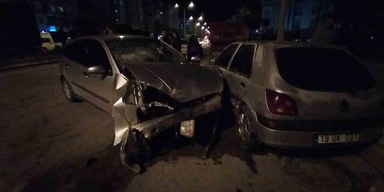 Kontrolden çıkan araç park halindeki otomobillere çarptı