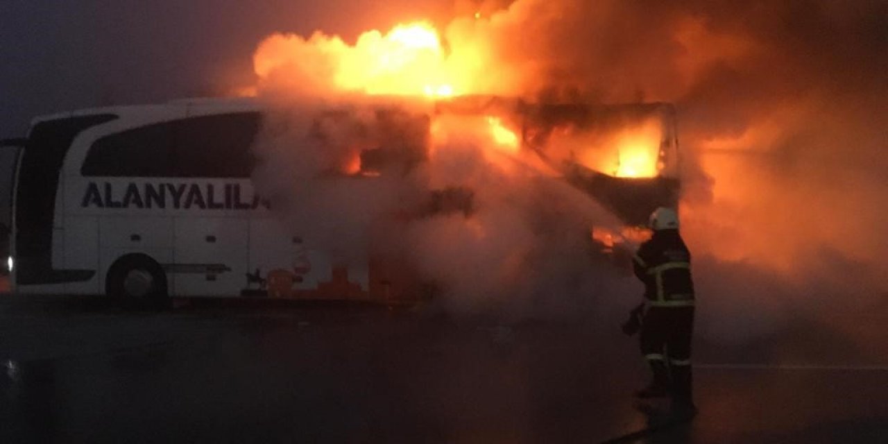 Burdur’da seyir halindeki yolcu otobüsü tamamen yandı