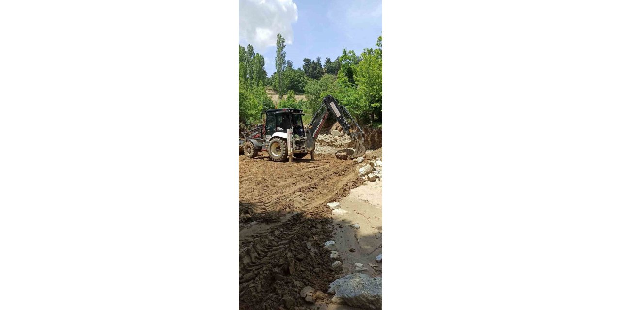 Eşme’de selden zarar gören yollar temizlendi