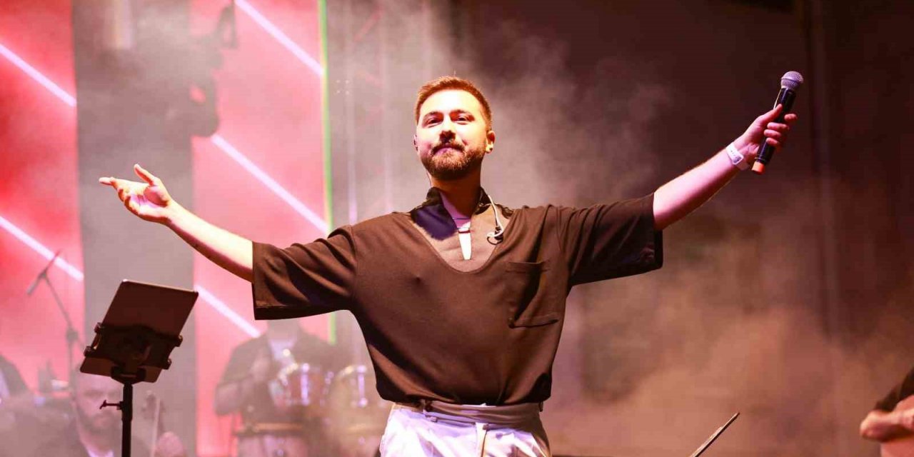 ModaFest Kenan Doğulu şarkılarıyla devam etti