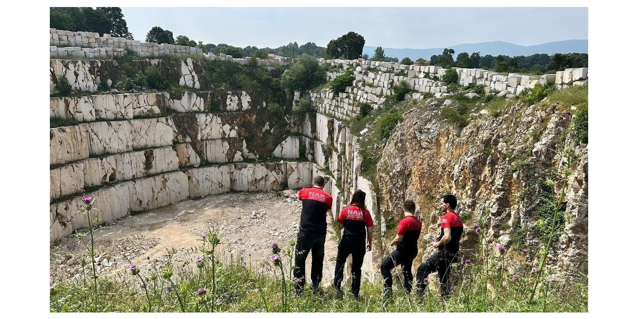 Kayalıklarda mahsur kalan keçiyi operasyonla kurtarıldı