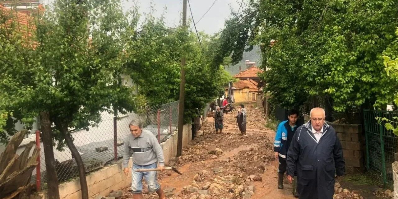 Sel Çameli’nin iki mahallesini vurdu
