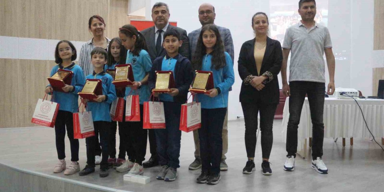 Afyonkarahisar’da en çok kitap okuyan öğrenciye hediye