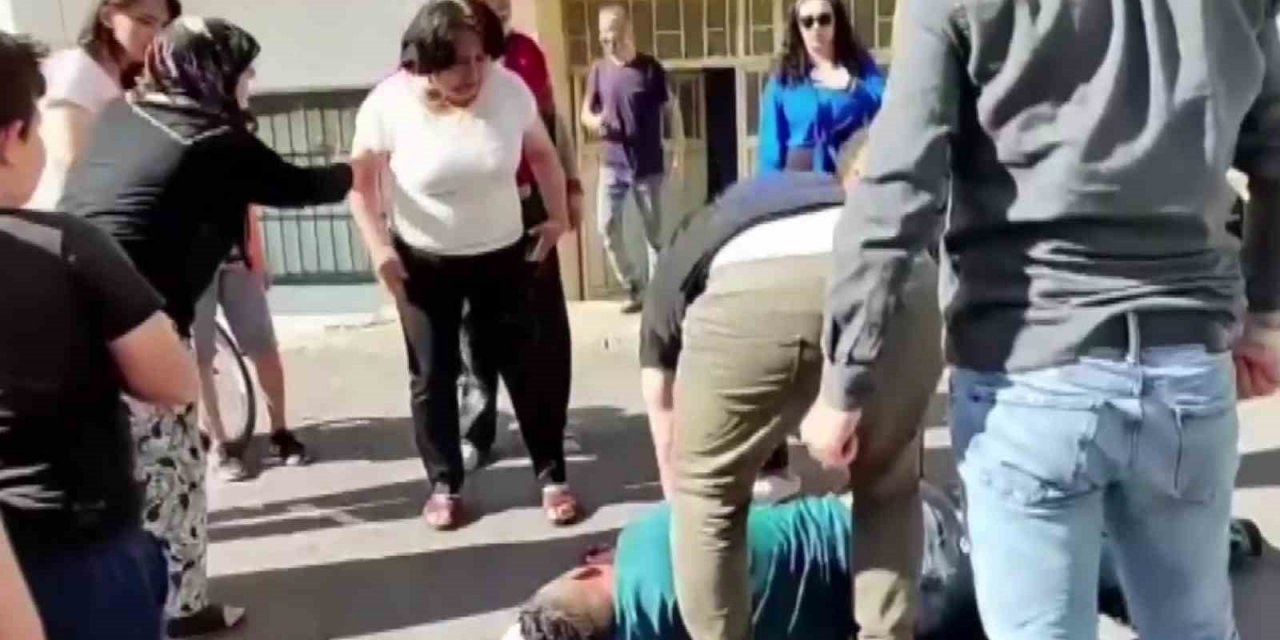 Pendik’te sokak ortasında bıçaklı cinayet kamerada