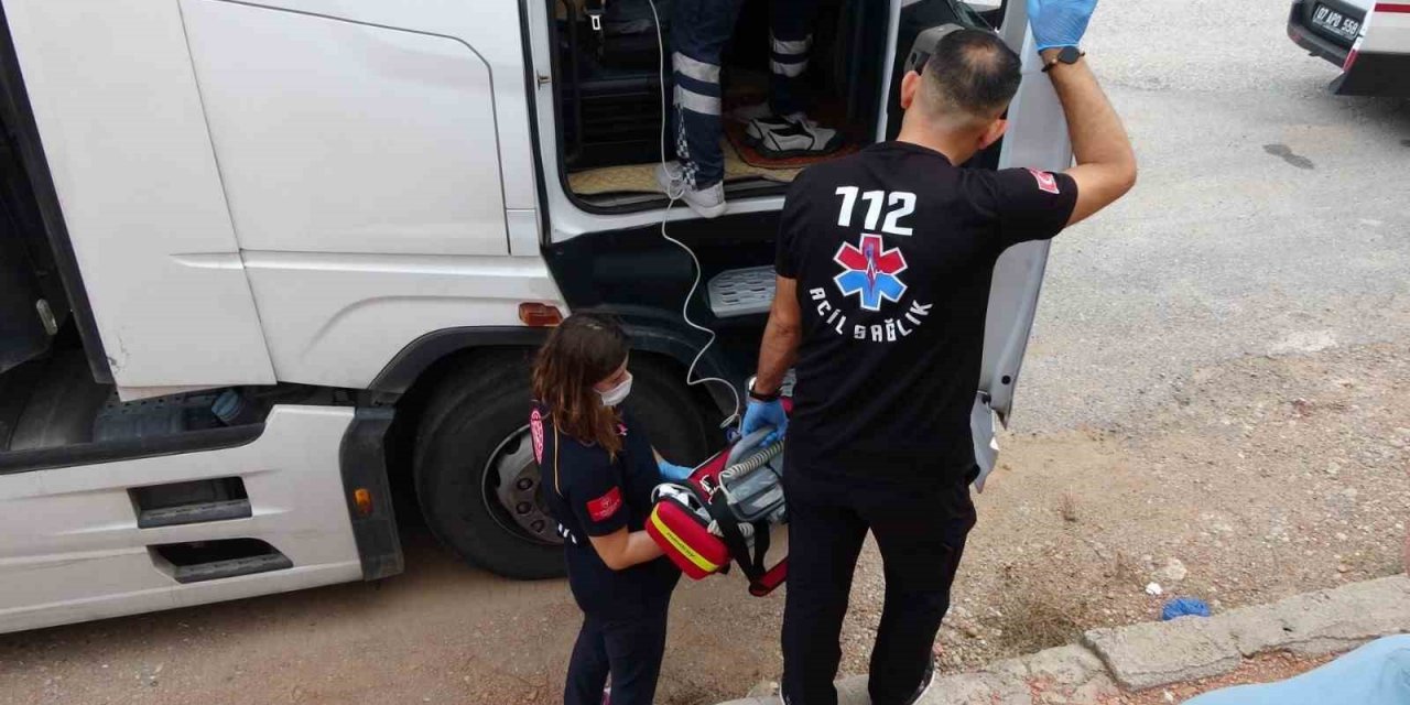 İzmir’den Antalya’ya gelen tır şoförünü ölüm direksiyonda yakaladı