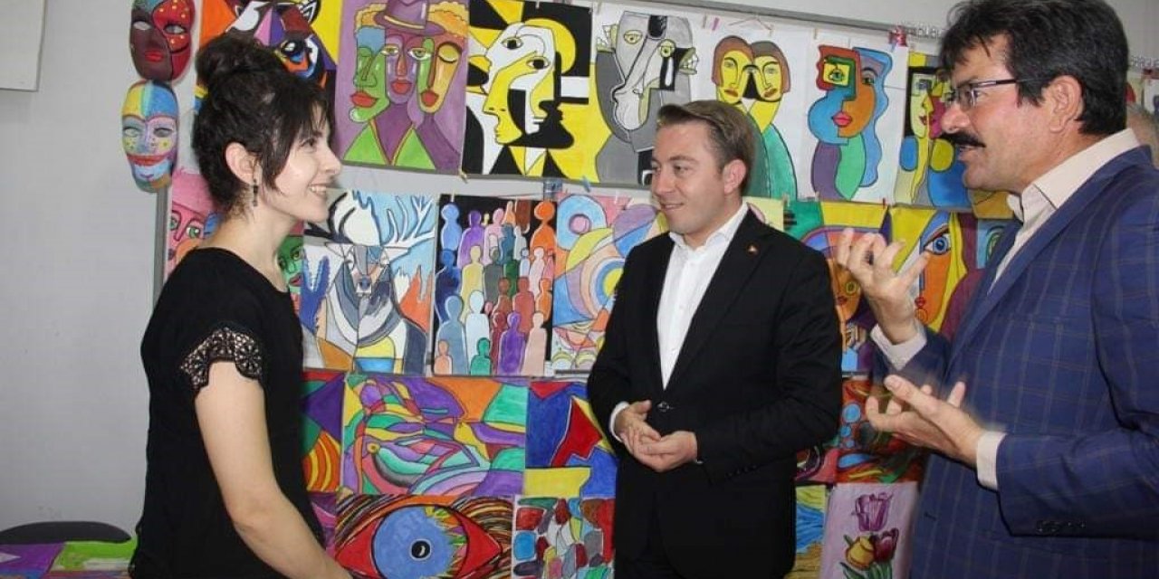 İşitme engelli öğretmenin öğrencilerinden 200 eserlik sergi