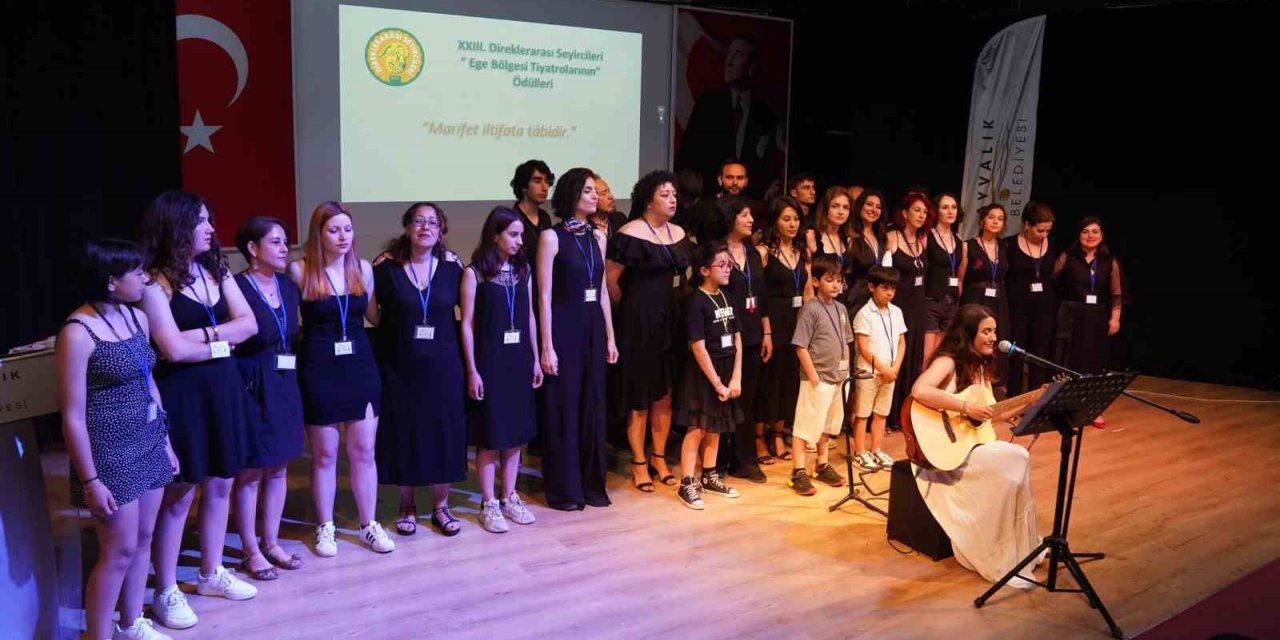 Ayvalık Belediye Tiyatrosu’na iki ödül daha geldi.