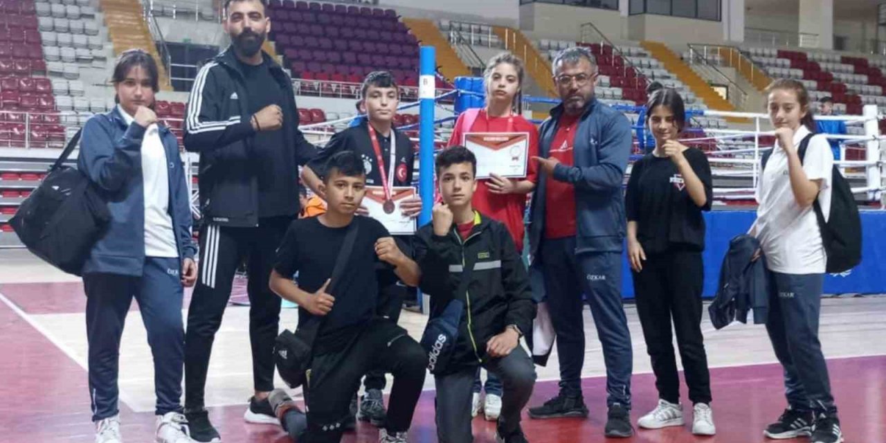 Fadime Sultan Demir’den Muay Thai şampiyonasında Türkiye ikinciliği