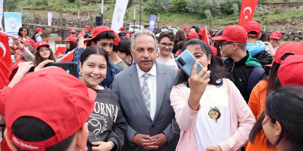 Mesire alanında yürüdüler, çevreye dikkat çektiler