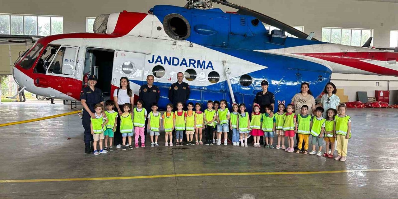 Minik öğrenciler filo komutanlığında ağırlandı