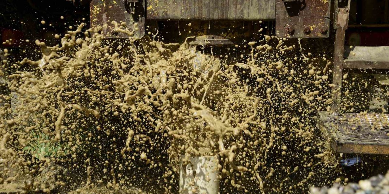 Uzun yıllardır yaşadıkları su sorunu sona erdi: Yerden fışkıran suyu heyecanla izlediler