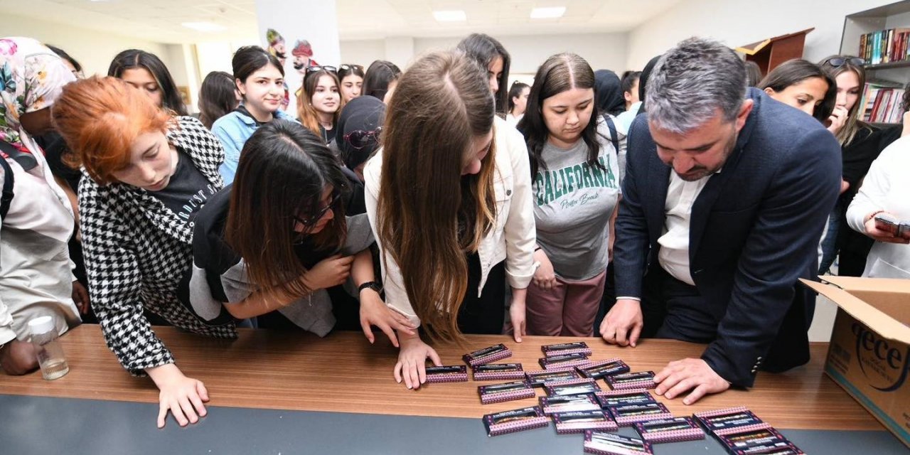 Ertuğrul Başkan’dan kamp dönüşü genç kampçılara hediye