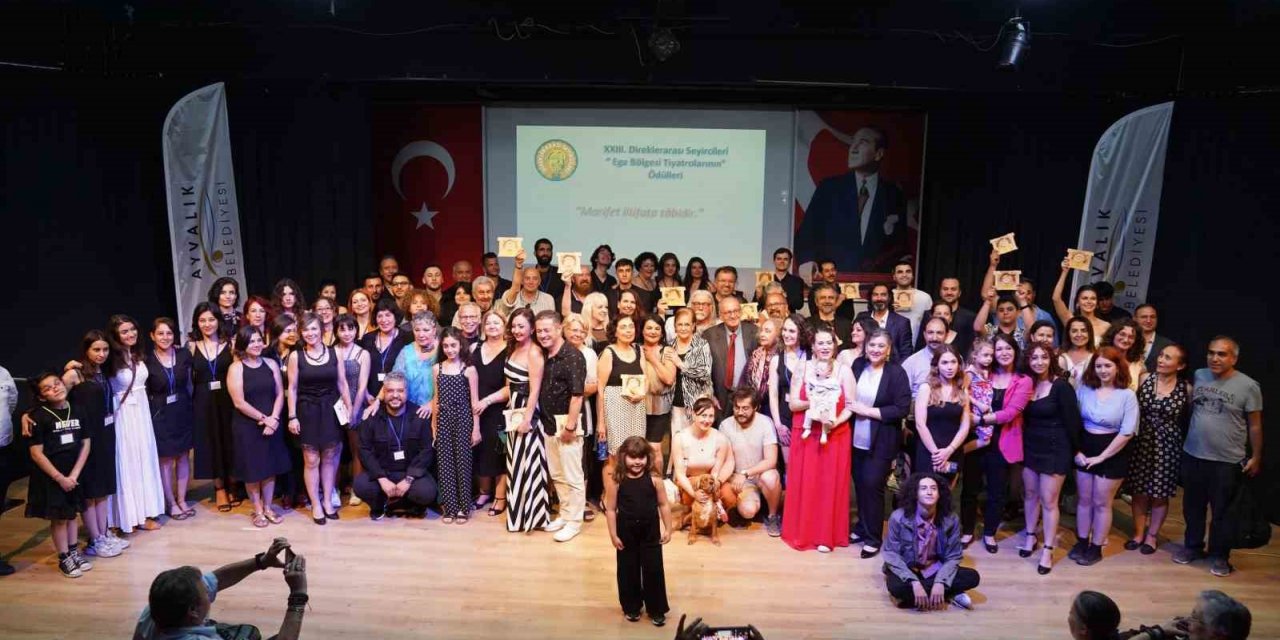 Ayvalık Belediye Tiyatrosu’na iki ödül daha geldi