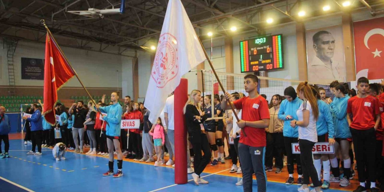 Voleybol grup müsabakaları başladı