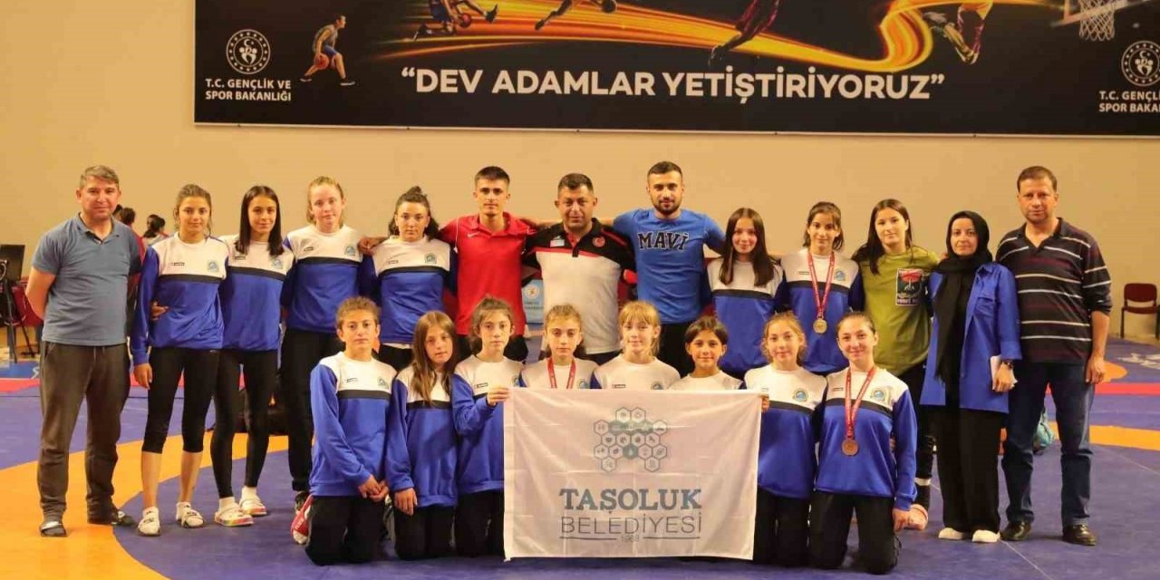 Güreşçi kızların milli takım başarısı