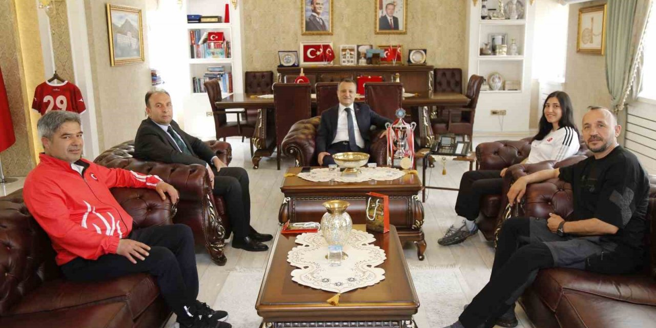 Vali Taşbilek, Dünya Şampiyonu Feyzanur’u makamında ağırladı