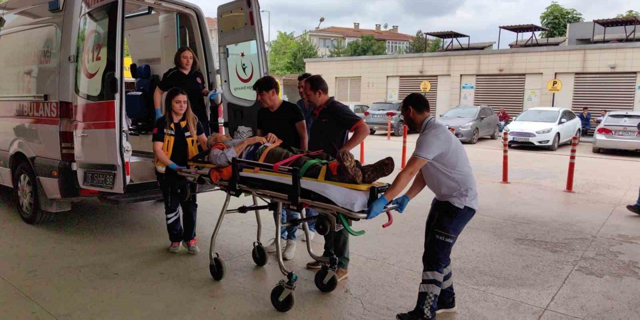 Durdurmak istediği traktörünün altında kaldı