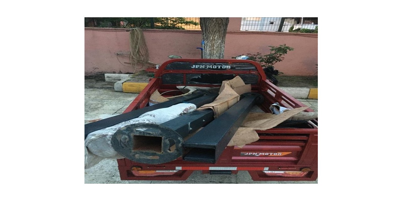 Parktaki aydınlatma direklerini ve kabloları çalan hırsız yakayı ele verdi