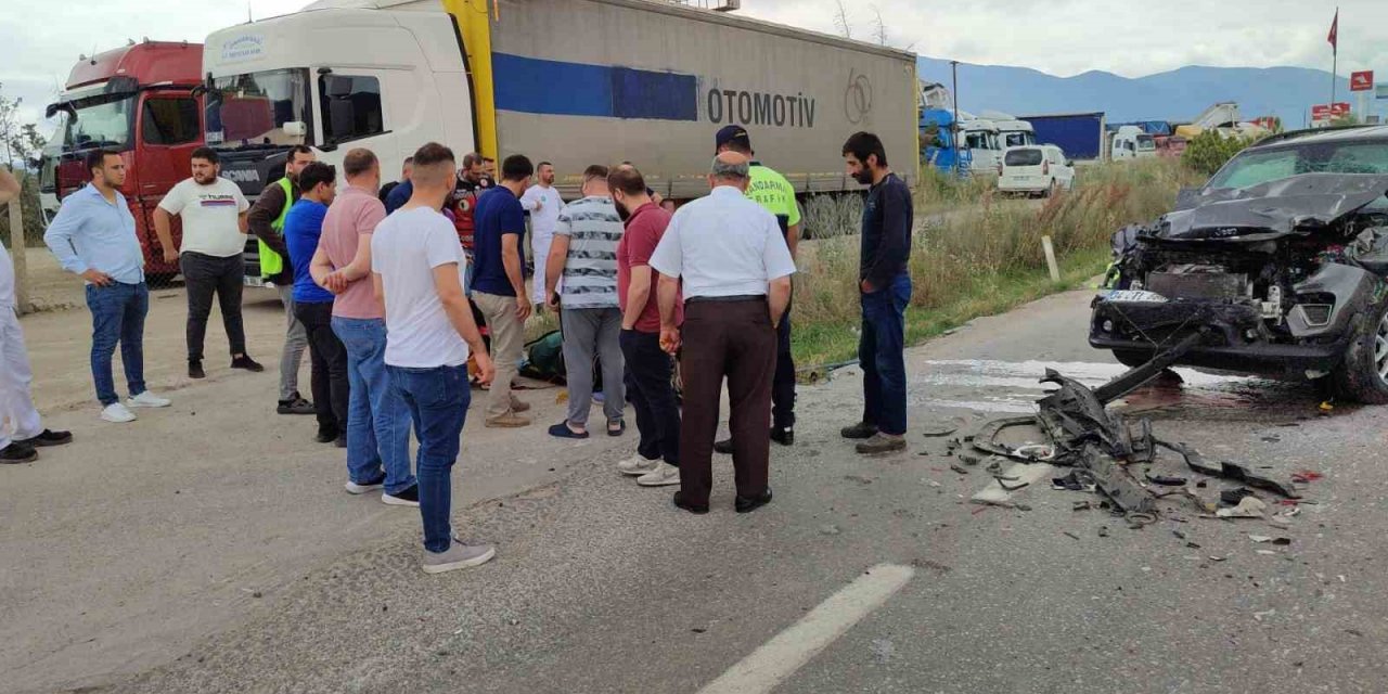 Jip tıra arkadan çarptı 1 yaralı