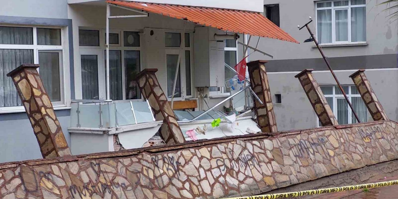 Samsun’da selden yıkılan parkın duvarı evlerin balkonlarına zarar verdi