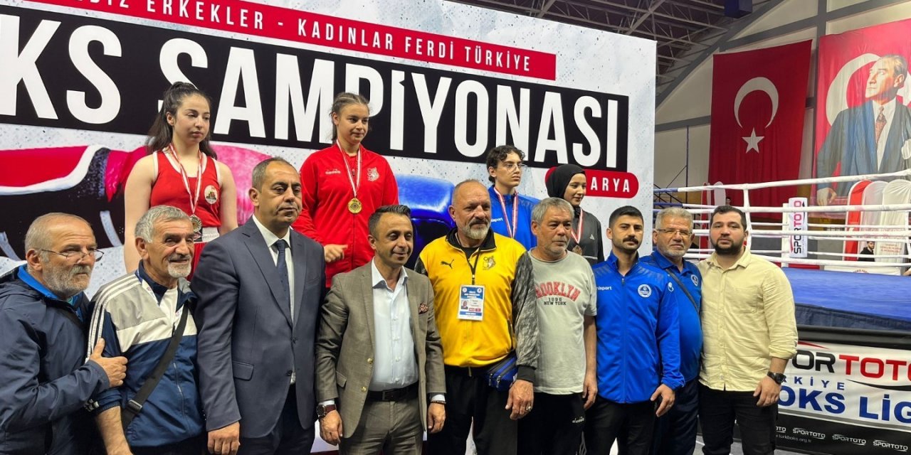 Kağıtsporlu boksörler 3 bronz ile döndü