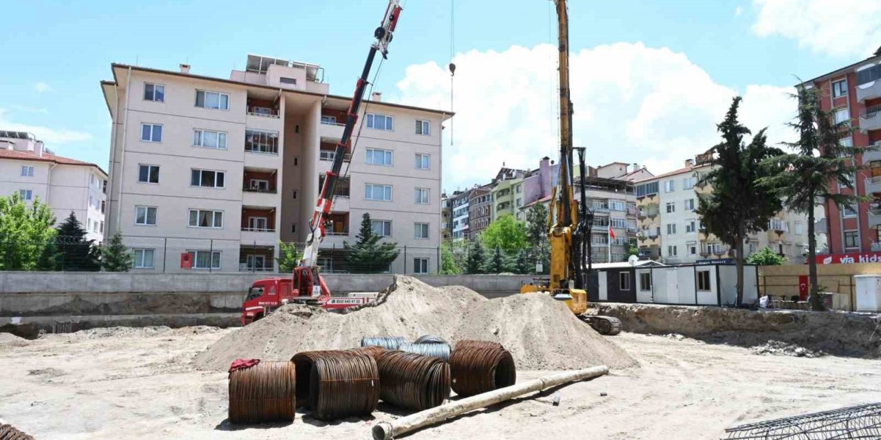 Yeraltı otopark alanında fore kazık çalışmaları yapılıyor