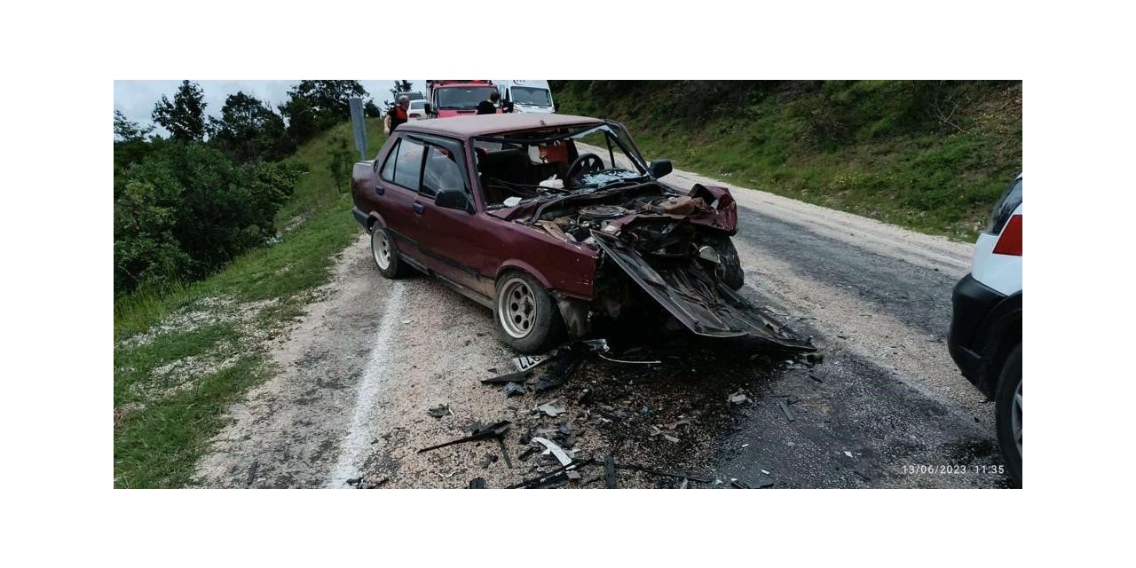 Bilecik’te iki otomobil kafa kafaya çarpıştı, 1 kişi hayatını kaybetti