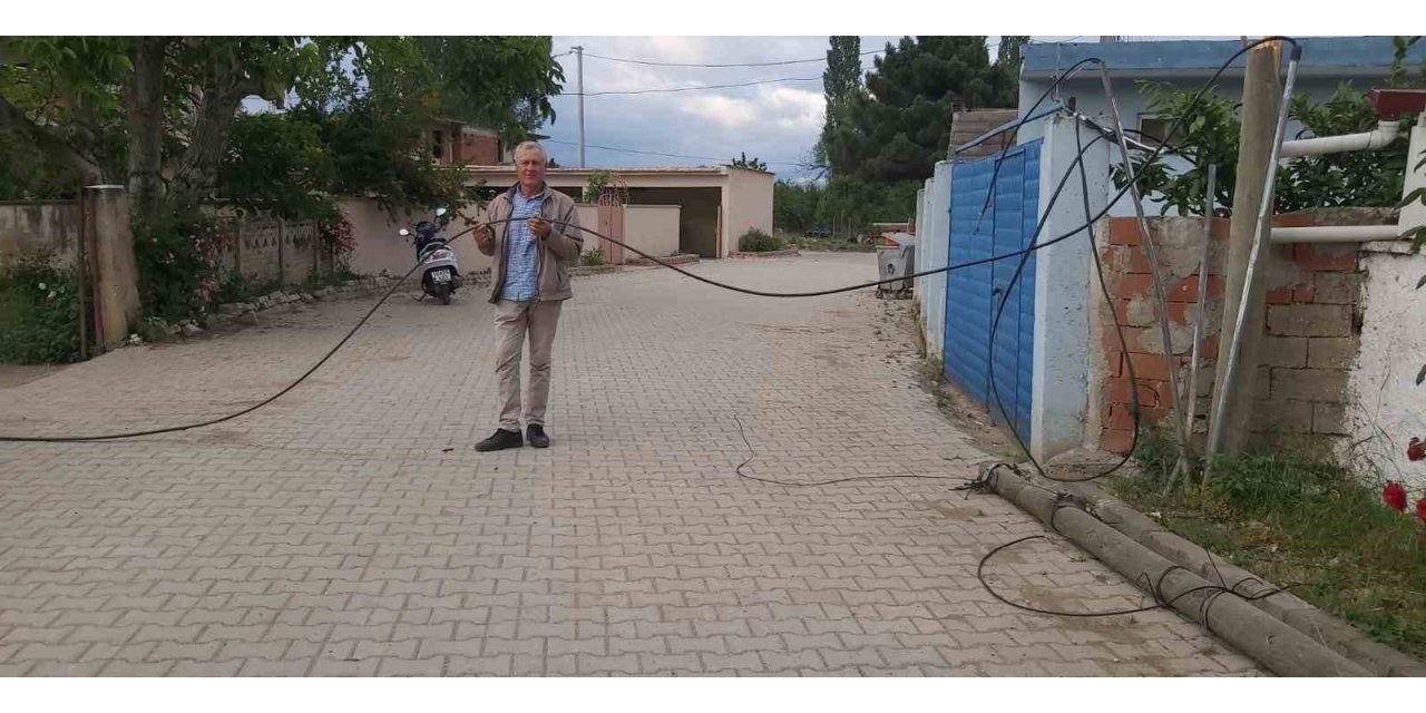 Direğe çarpan tır evleri internetsiz bıraktı