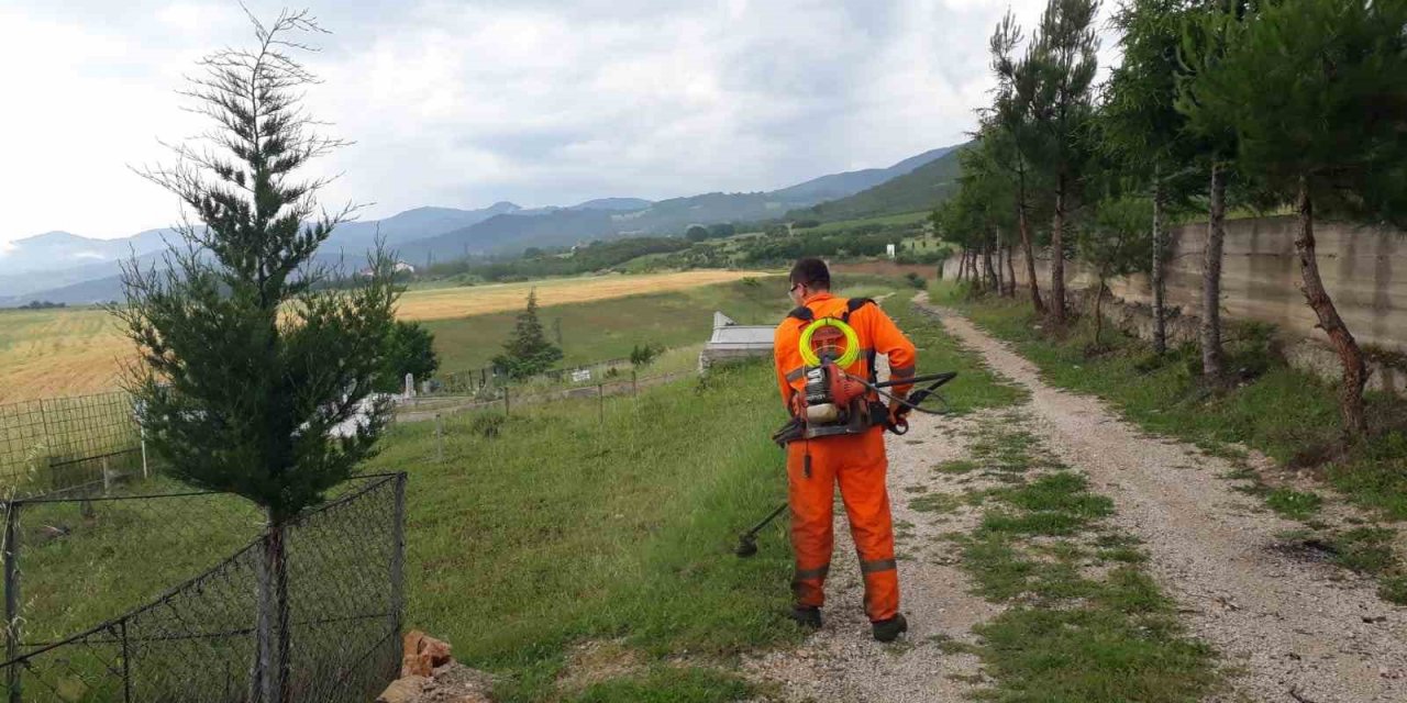 Niksar’da bayram öncesi mezarlıklarda temizlik çalışması