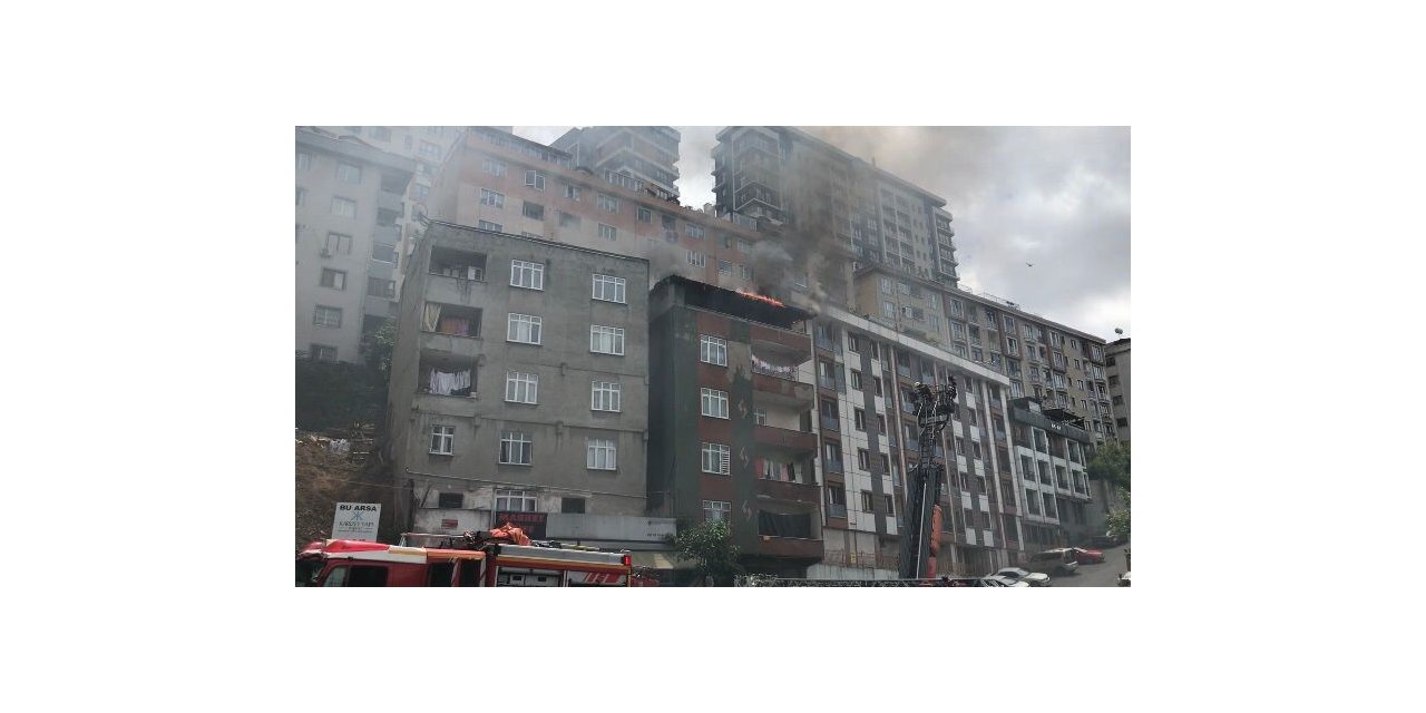 Kağıthane’de teras kat alev alev yandı: Vatandaşlar yangından son anda kurtuldu