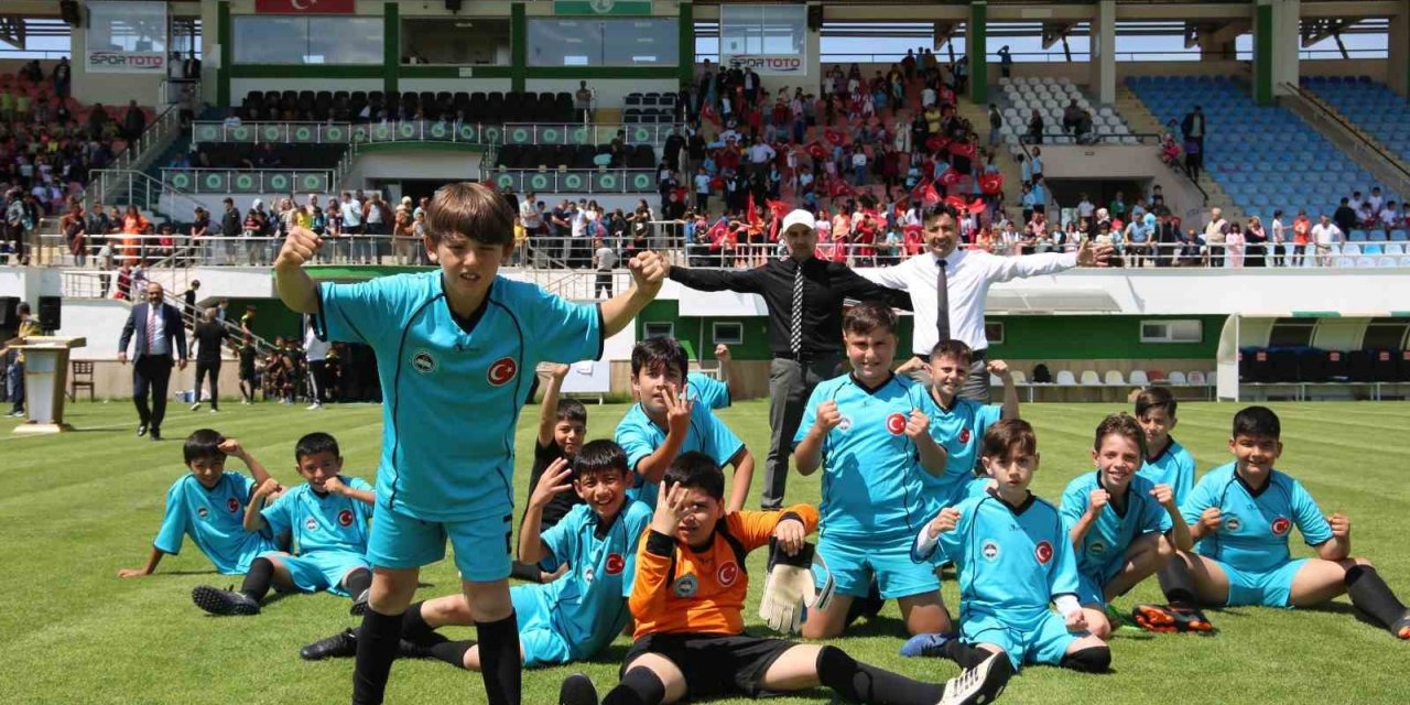 Sivas’ta ilkokullar arası futbol turnuvası sona erdi