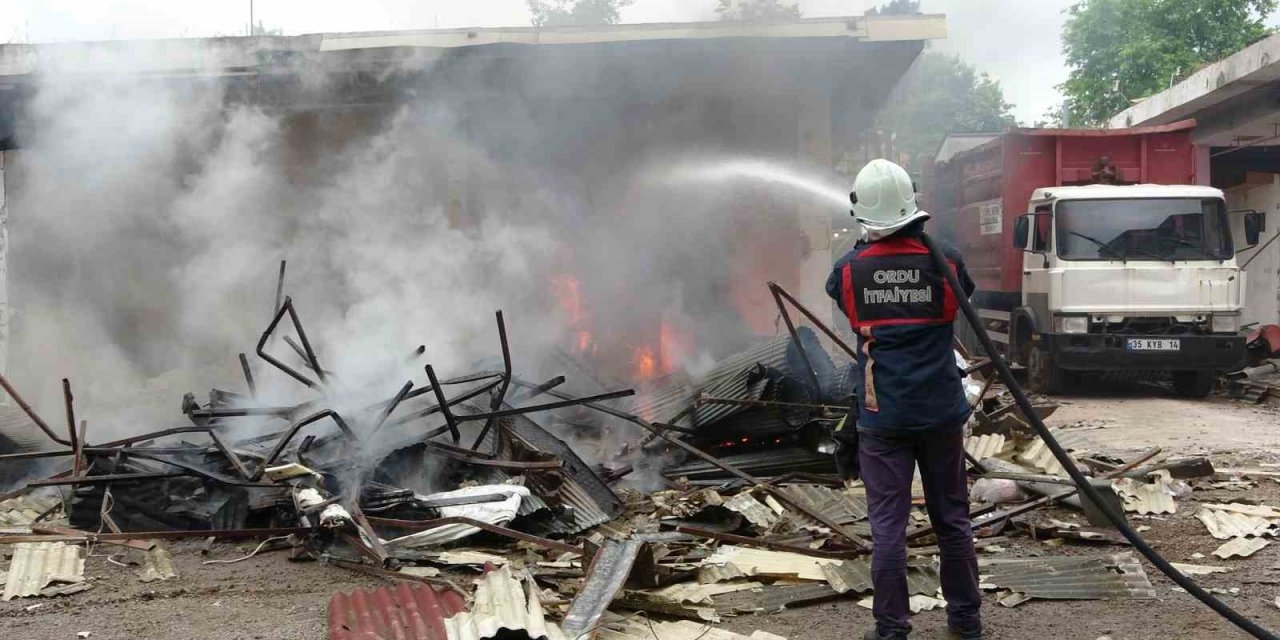Ordu’da yıkılan işyerinde çıkan yangın paniğe neden oldu