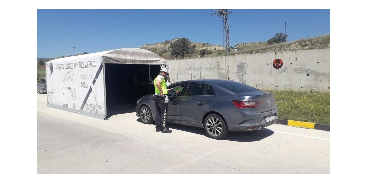 Bu tünele giren sürücüler trafik kurallarına karşı bilgilendiriliyor