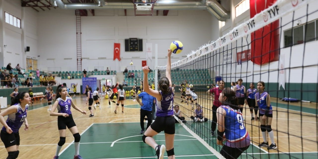 Derince’de voleybol şenliği başladı