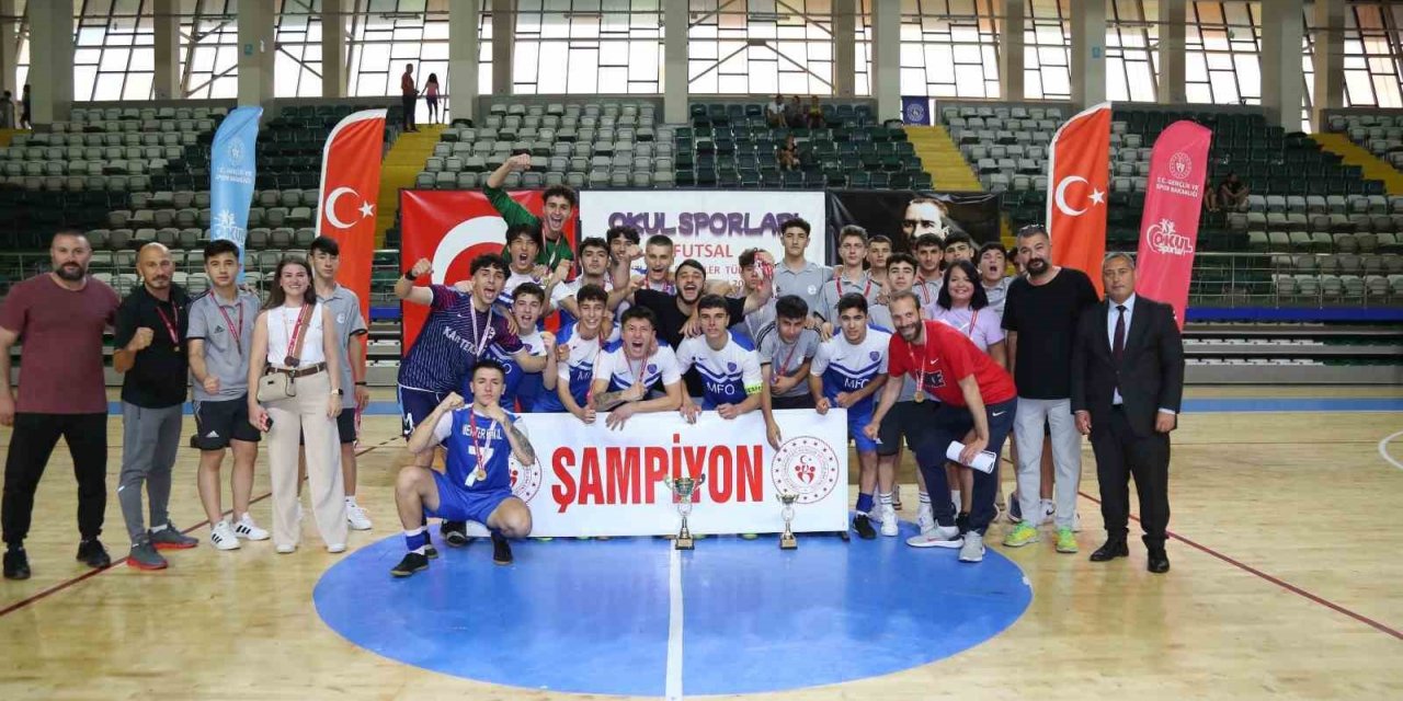 Şampiyon sporcular kupalarına kavuştu