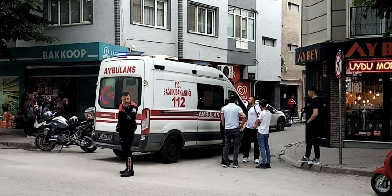 Barışmak için buluştuğu eşini sokak ortasında bıçakladı